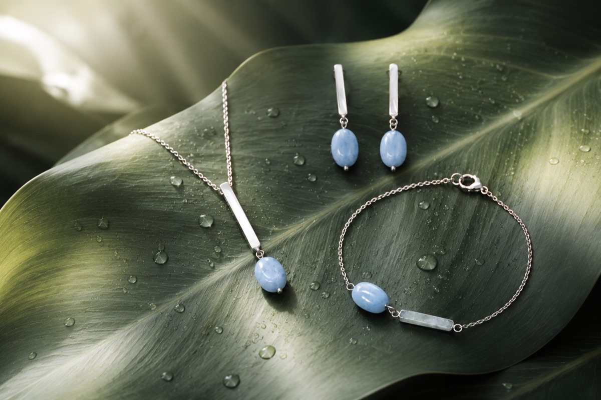 Gioielli Etheria minimal con pietre azzurre su foglia