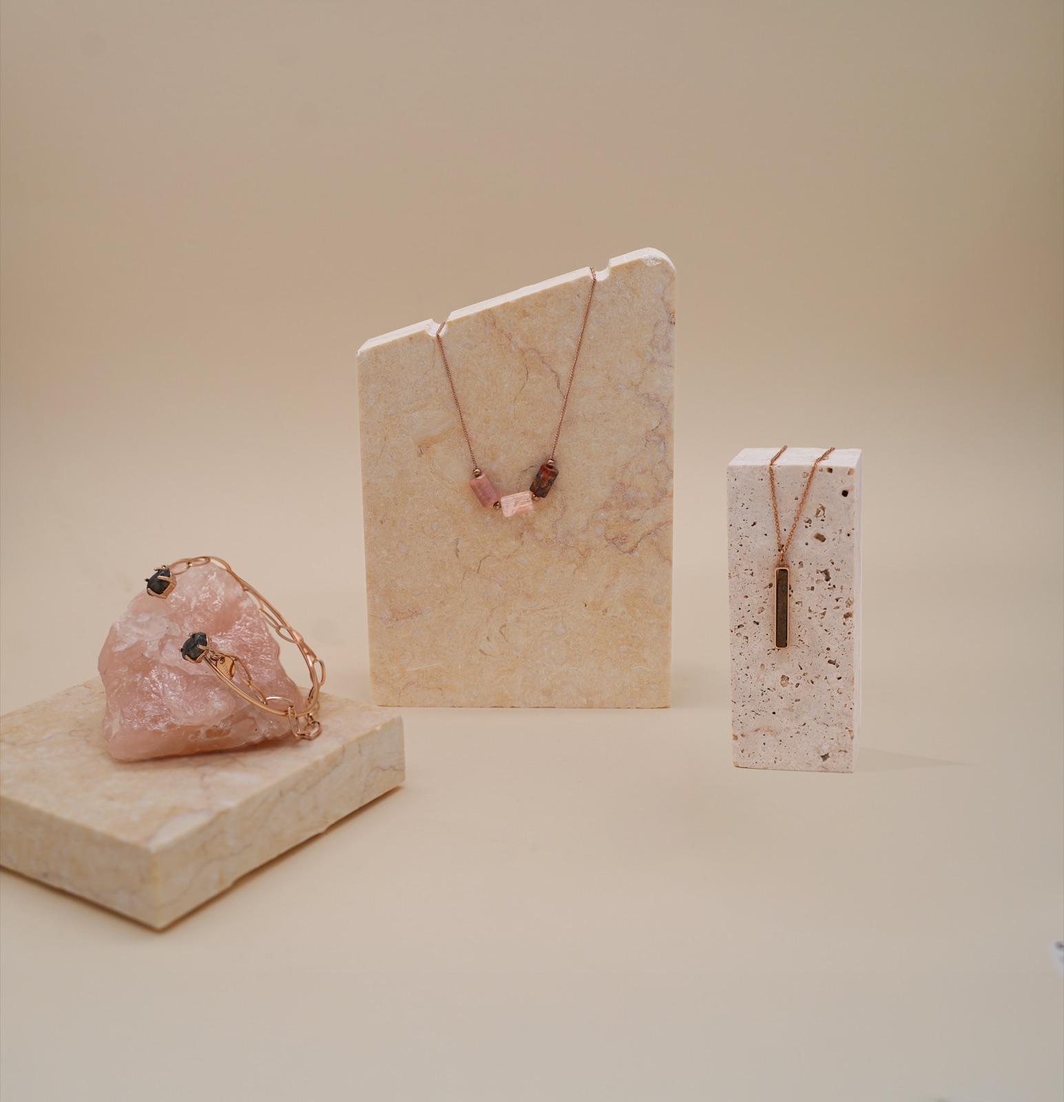 Gioielli Etheria con pietre naturali su marmo e quarzo rosa, still-life